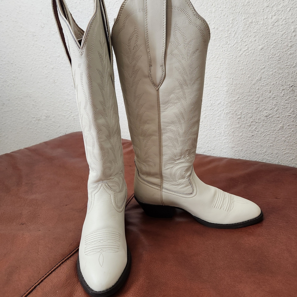Elegant Cream Cowboy Boots
